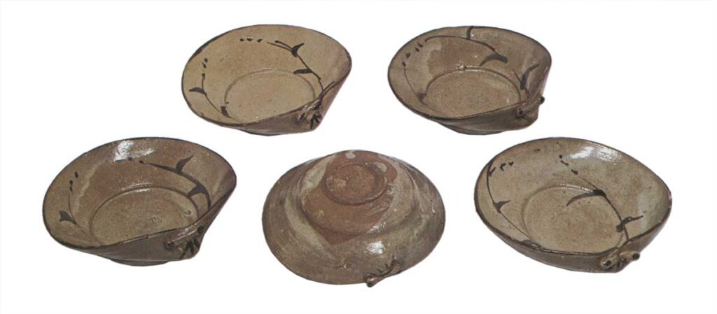 Five mukozuke bowls in the shape of clam with grass design, E-garatsu type