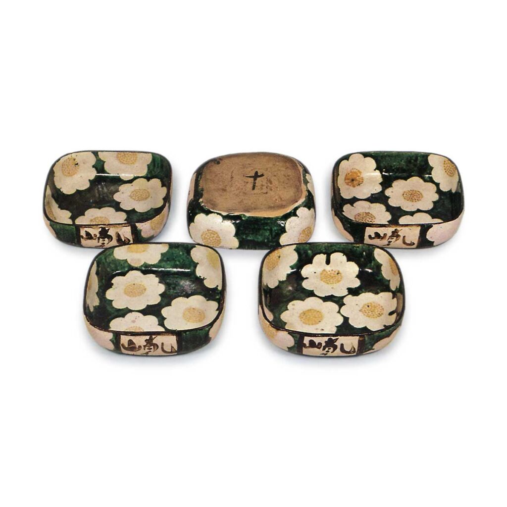 Kenzan: set of small square bowls with rounded corners, with camelliadesign, enamelled ware