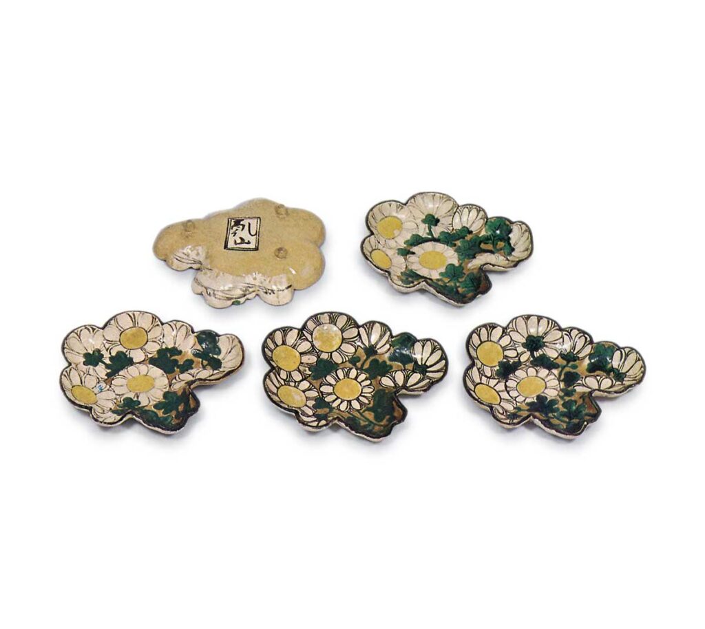 Kenzan: set of small bowls with chrysanthemum design, enamelled ware