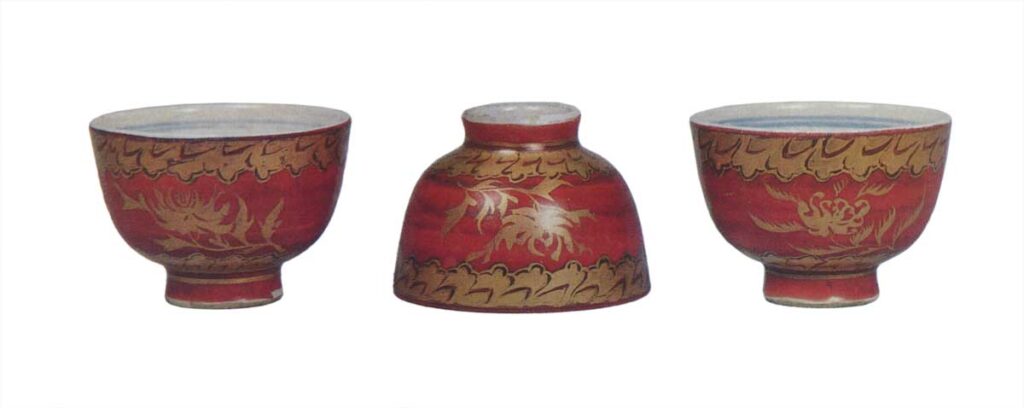 Mokubei: set of teacups with peony design, overglaze red and gold