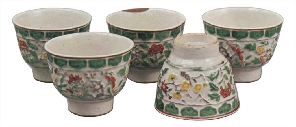 Mokubei: set of teacups with flower and bird design, enamelled ware