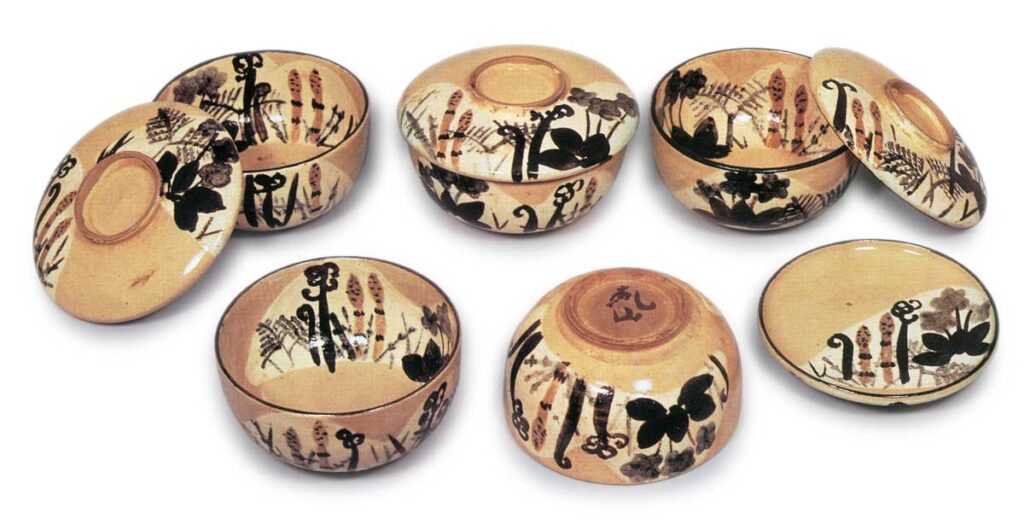 乾山锈绘染付春草纹盖碗