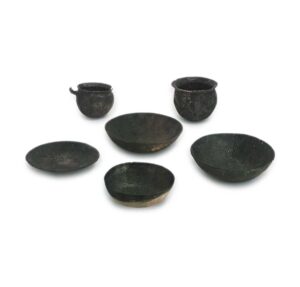 Black pottery: jars and bowls.