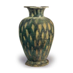 8th century
Height 41.7cm, mouth diameter 18.5cm, body diameter 25.7cm, bottom diameter 17.6cm
Shosoin
　This large green-and-white Nisai vase is formed by joining six sections of the body and eight sections of the neck and base, and has a single protruding band at the joint between the neck and shoulder.
　There are two sunken lines on the neck and three on the shoulder, and the base is unusually double-layered in both size and shape. This type of vessel was not found in Japanese vessels of the time, and the shoulder strips and the double-layered base are similar to those of Tang dynasty Sansai water jars and white porcelain jars, suggesting that this vessel was made under the influence of Tang dynasty ceramics. The glaze pattern is painted in a diagonal lattice pattern with green glaze, and the space is filled with white glaze. The glaze was not melted well throughout, especially the green glaze was very dark, and the black sesame-like unevenness of the glaze and small circular holes called "nie" were conspicuous.
　A fragment of a green-and-white Nisai vase, only 1 cm lower in height and exactly the same in form and design, was excavated from the Heijo Palace site. Judging from the glaze tone of the clay, it is thought that they were made at the same time.
