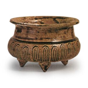 Seto ware: Incense burner with sealed flower design in iron glaze