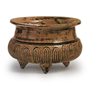 Seto ware: Incense burner with sealed flower design in iron glaze