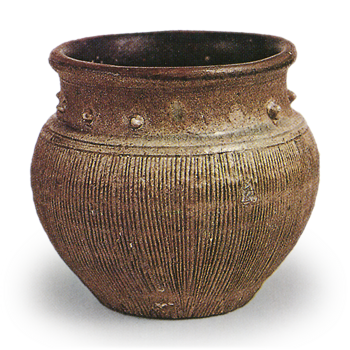 Seto ware: ribbed tea caddy with raised dots around neck.