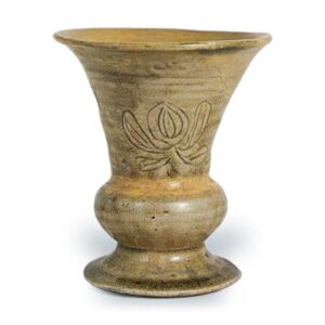 Seto ware: flower vase in the shape of bronze tsun with incised ornament, ash glaze.