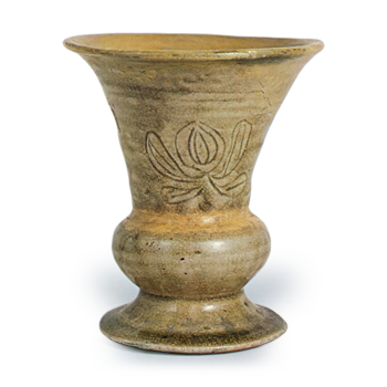 Seto ware: flower vase in the shape of bronze tsun with incised ornament, ash glaze.