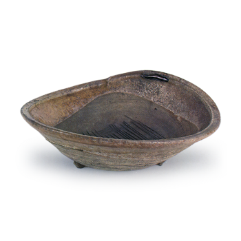 Seto ware: bowl with four legs, ash glaze.