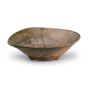 Seto ware: bowl with three legs, ash glaze.