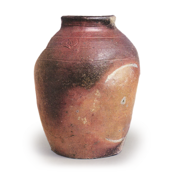 Bizen ware: jar with incised lines.
