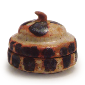 Shino incense caddy in shape of egg-apple