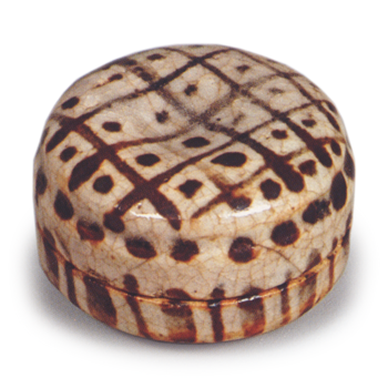 Shino incense caddy with lozenge diaper pattern