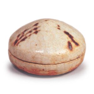 Shino incense caddy in hōshu shape