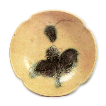 Yellow Seto mukōzuke bowl with flowering grass design