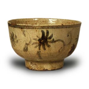 É (with painted ornament) Seto tea bowl with scrolling chrysanthemum design