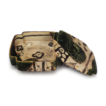 Oribe four-legged square box with cusped corners, with cover