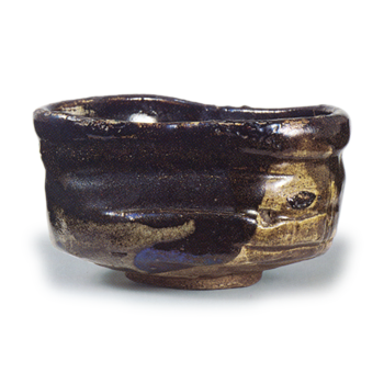 Oribe black "shoe"-shaped tea bowl