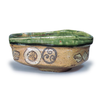 Oribe "shoe"-shaped tea bowl with roundel design