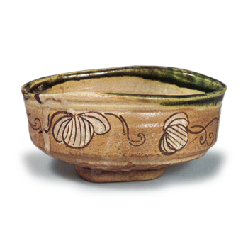 Oribe "shoe"-shaped tea bowl with ivy design