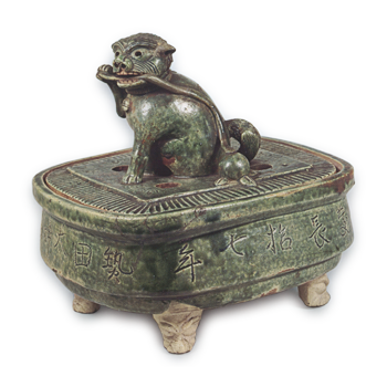 Oribe incense burner with cover surmounted by shishi-shaped knob