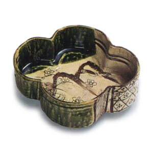 Oribe covered box in shape of quatrefoil