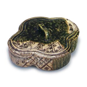 Oribe covered box in shape of quatrefoil