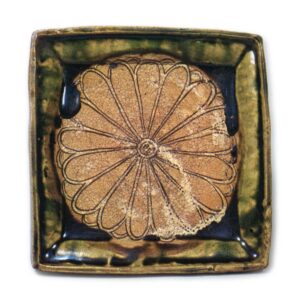 Oribe square shallow bowl with chrysanthemum design