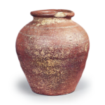 Bizen ware: jar with comb-mark incisions.