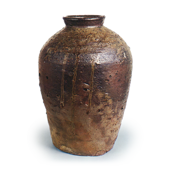 Bizen ware: jar with wavy comb-mark incisions.
