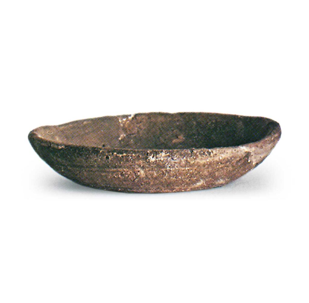 Bizen ware: bowl and dish.