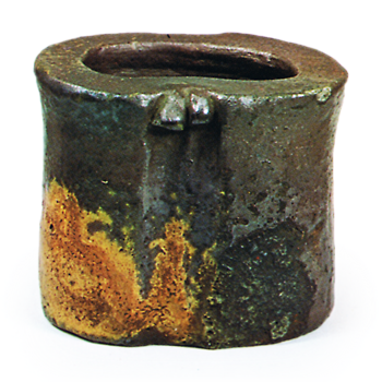 Height 4.8 cm, mouth diameter 4.4 x 5.7 cm, bottom diameter 4.4 x 5.4 cm 　This is a typical example of a Bizen lid rest, and is thought to have been the type of Hikikiri lid rest used by Tennojiya Dosari on April 2, Bunroku 3. The Hikikiri is probably a bamboo lid rest. This is also a copy of a bamboo lid rest. This is an Ibe-designed lid rest made of lacquered clay with a sesame glaze on the hem. Sotan wrote his seal in red lacquer on the inside hem, indicating that it once belonged to Sotan. It was handed down to the Konoike family. It is housed in an ikkan-bari box.