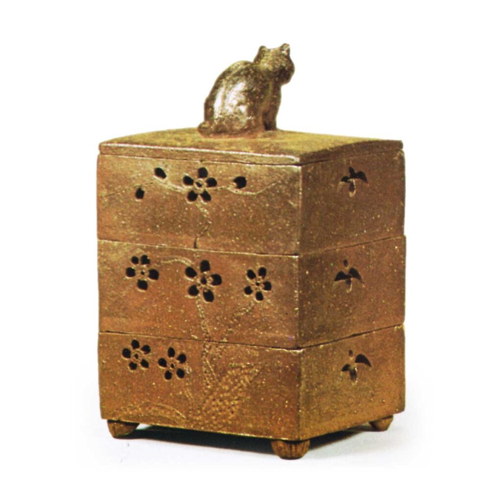 Bizen Tiered box with openwork design of pine-trees,