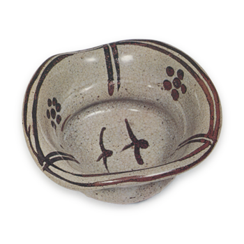 Mukōzuke bowl with design of birds in flight and umebachi crests, E-garatsu type
