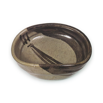 "Shoe"-shaped tea bowl with design of noshi (band of cloth tied in floral knot, symbol of congratulations), E-garatsu type