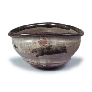 "Shoe"-shaped tea bowl with black rim, E-garatsu type