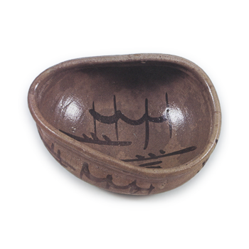 "Shoe"-shaped tea bowl with design of fishing-net, E-garatsu type