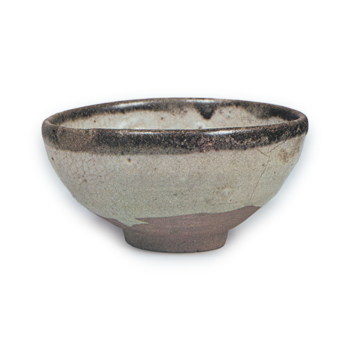 Tea bowl with black rim