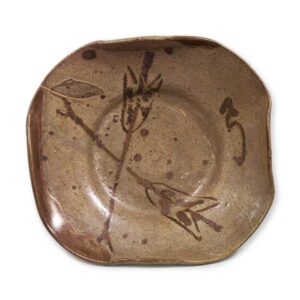 Rounded square dish with a character (bow) and arrow design E-garatsu type