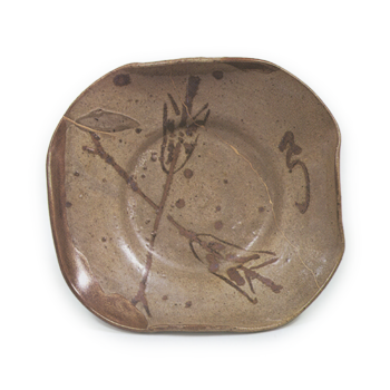 Rounded square dish with a character (bow) and arrow design E-garatsu type