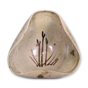 Small bowl in the shape of triangle with grass design, E-garatsu type