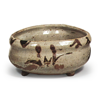 Three mukōzuke bowls with flowering grass deisgns, E-garatsu type