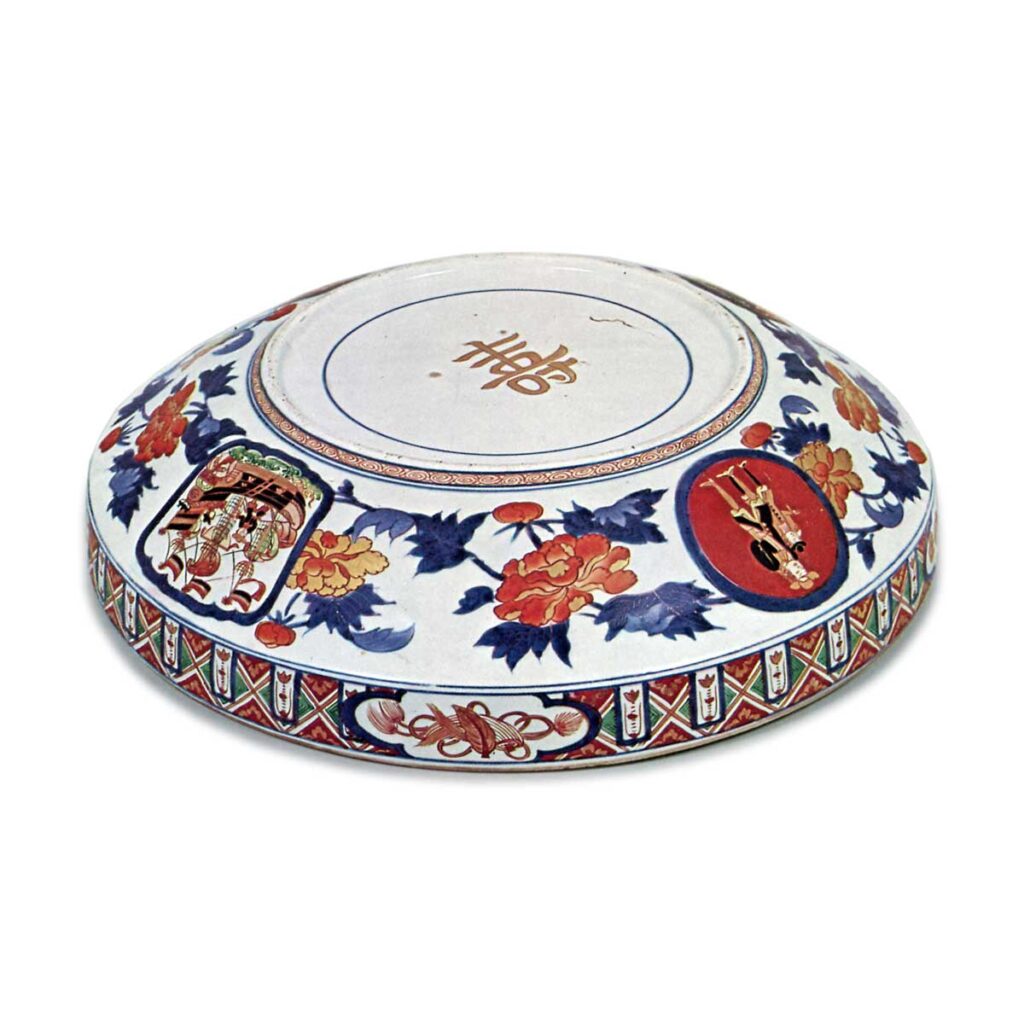 Large top-shaped bowl with five ship design,