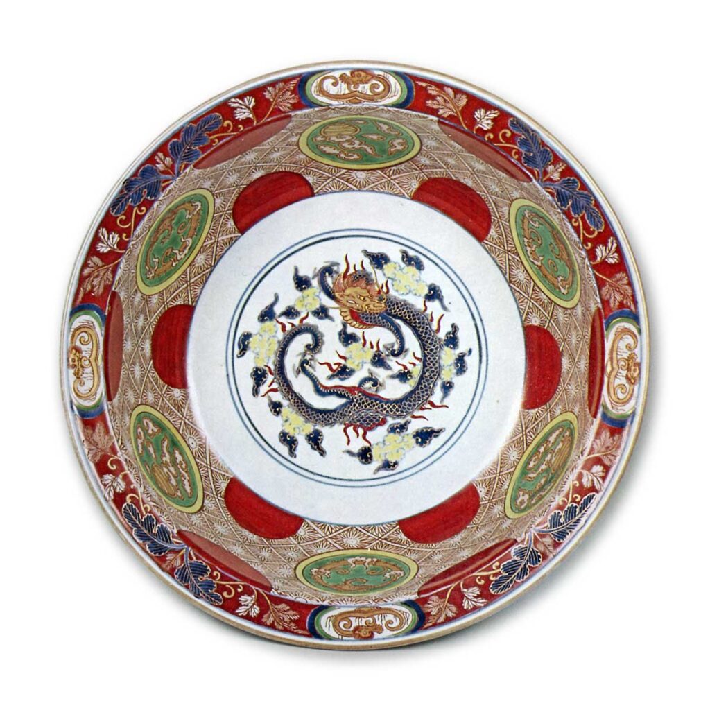 Deep bowl with rounded dragon design,