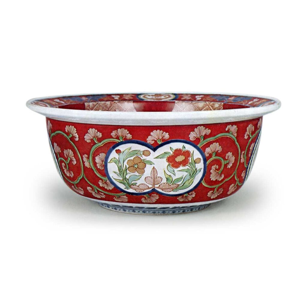 Deep bowl with rounded dragon design,