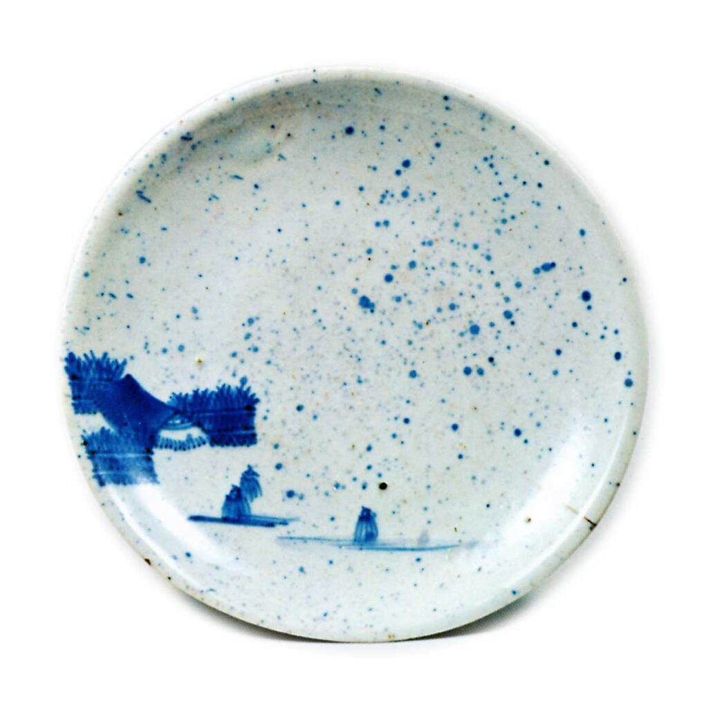 Dish with design of brushwood fences and houses against "blown ink",