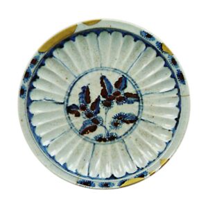 Dish with chrysanthemum design,