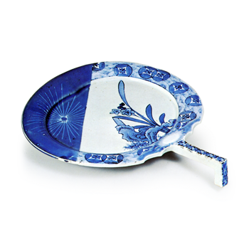 Round fan-shaped dish with daffodil design,