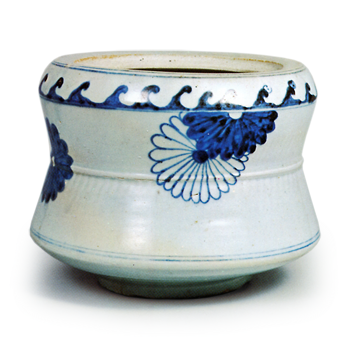 Water jar with dohimo (raised band round the side), with chrysanthemum design,
